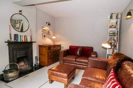 ROSE COTTAGE, pet friendly, with open fire in Ashford-In-The-Water