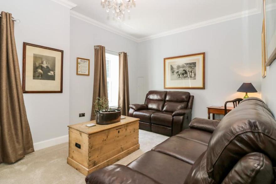 COURTYARD COTTAGE, family friendly, with a garden in Forfar