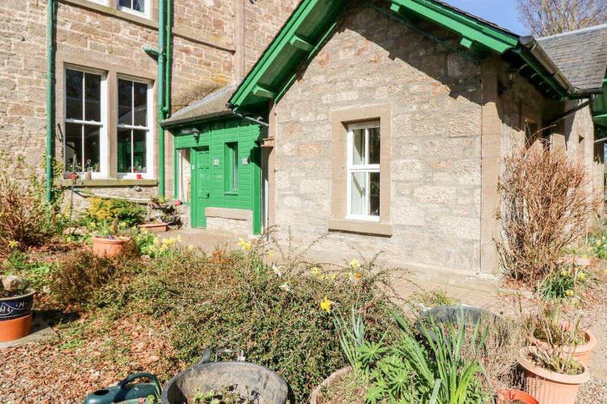 COURTYARD COTTAGE, Family Friendly, With A Garden In Forfar