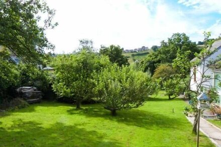 PLUM TREE COTTAGE, pet friendly, with a garden in Castleton