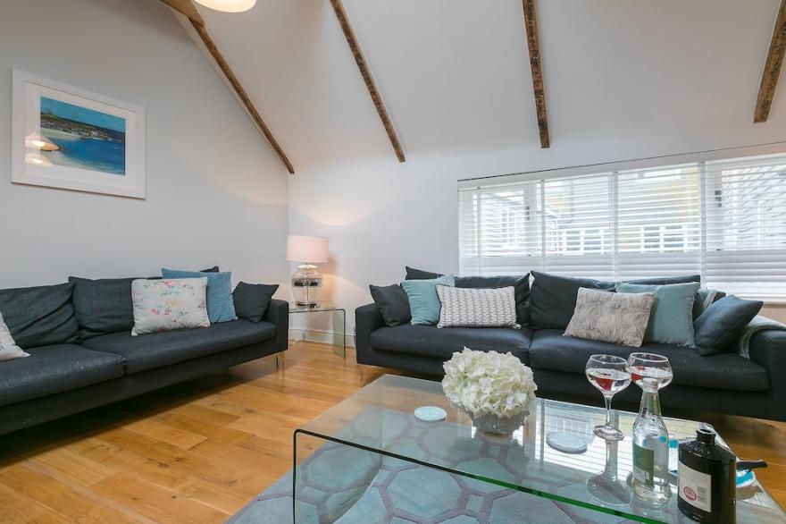 The Moorings, Back Road West - Contemporary Open Plan Cottage In St Ives Sleeps 8 Parking Available