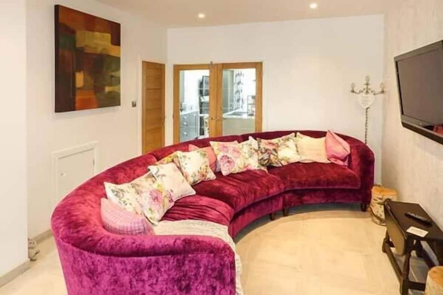 RAINTON COTTAGE, family friendly in Hale Near Altrincham