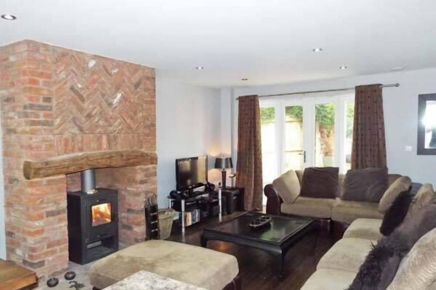 ALVETON, family friendly, with open fire in Farley Near Alton Towers