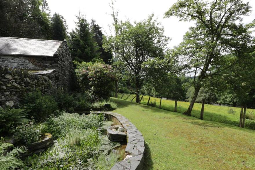 BEAVER GROVE COTTAGE, Pet Friendly, With Open Fire In Betws-Y-Coed