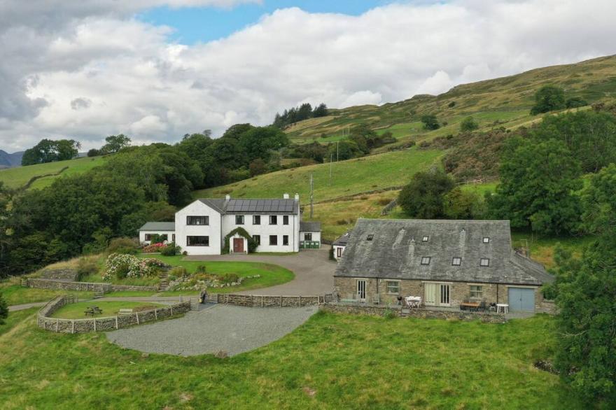 GHYLL BANK COW SHED, pet friendly, with a garden in Staveley