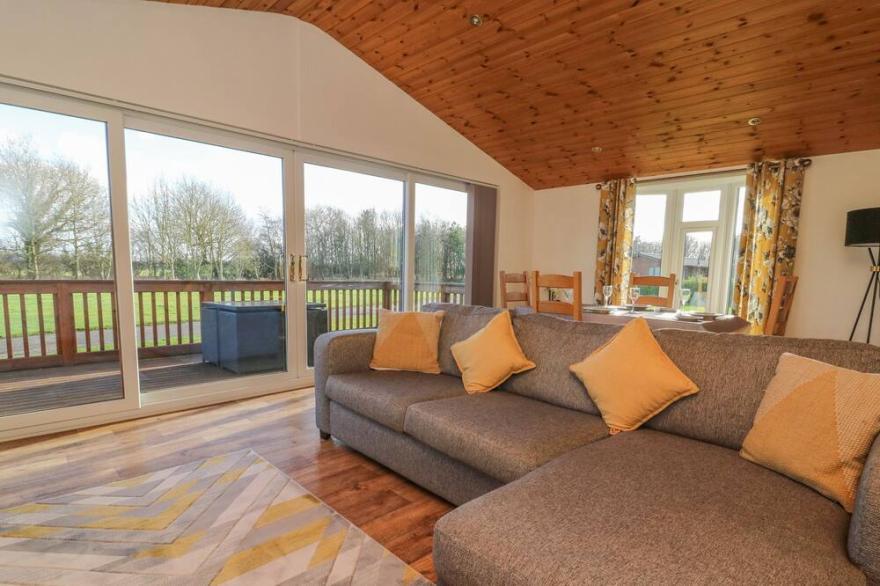 ASH TREE LODGE, family friendly, with hot tub in Stamford Bridge