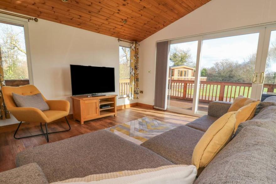 ASH TREE LODGE, family friendly, with hot tub in Stamford Bridge