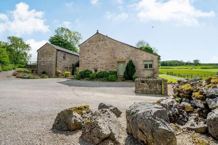 PICKLE COTTAGE, romantic, luxury holiday cottage in Kirkby Lonsdale