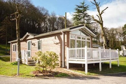 LODGE 6, pet friendly, with a garden in Llanarth