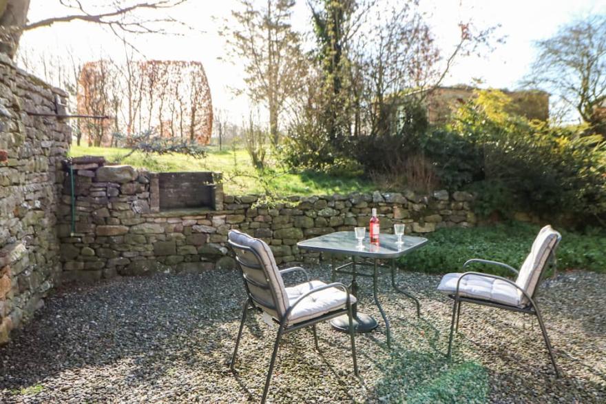 CHERRY TREE COTTAGE, Pet Friendly, With A Garden In Soulby