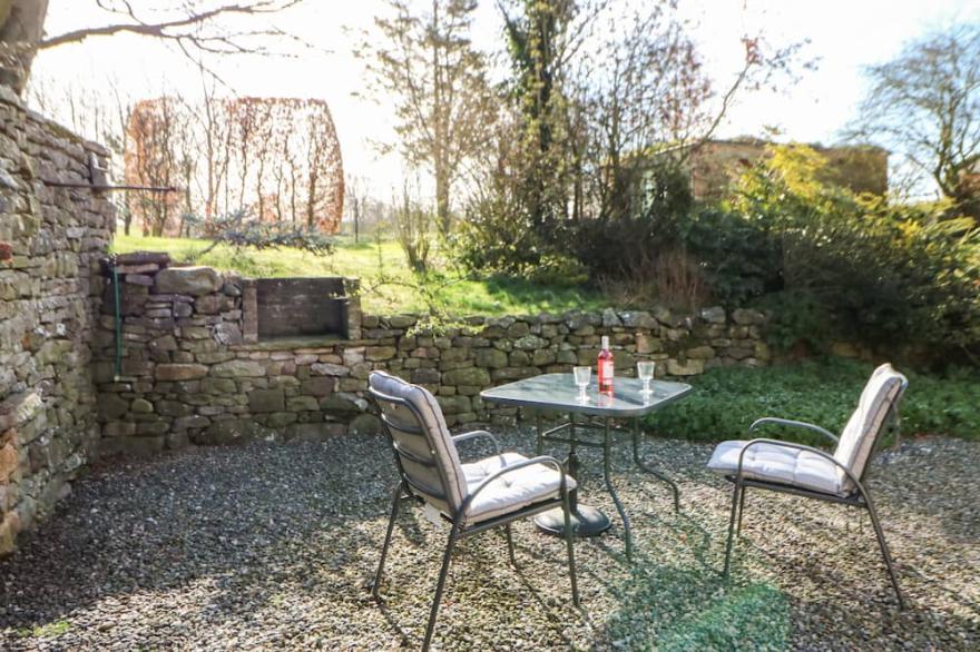 CHERRY TREE COTTAGE, pet friendly, with a garden in Soulby