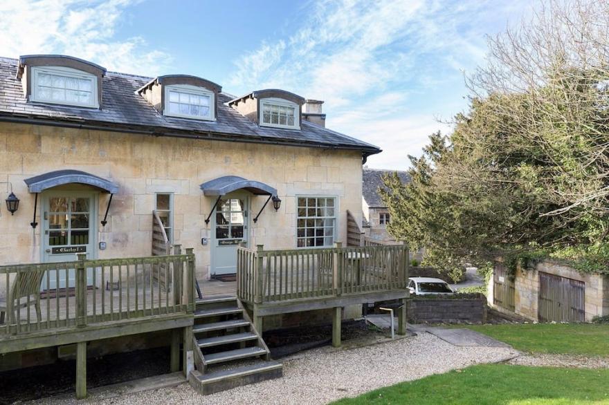 A sudeley castle cottage that sleeps 4 guests  in 2 bedrooms