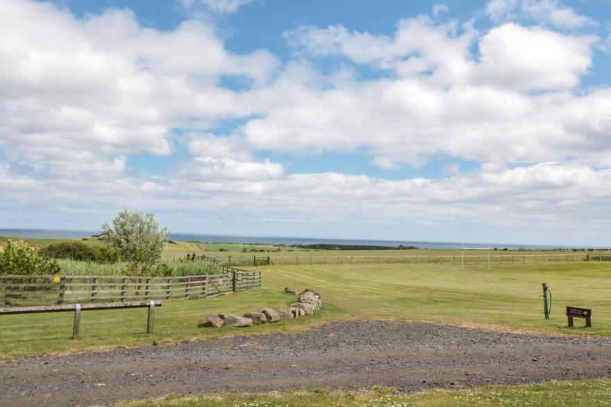 HOME STEAD COTTAGE, pet friendly, with pool in Embleton