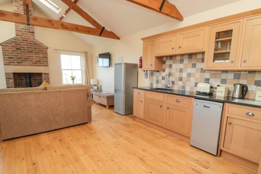 HOME STEAD COTTAGE, pet friendly, with pool in Embleton