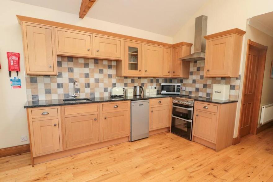 HOME STEAD COTTAGE, pet friendly, with pool in Embleton