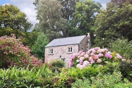 THE GENERALS COTTAGE, family friendly, with open fire in Penallt