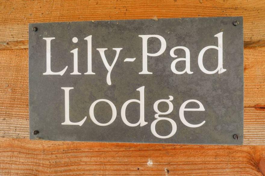 LILY-PAD LODGE, Family Friendly, With Hot Tub In Thorpe-On-The-Hill