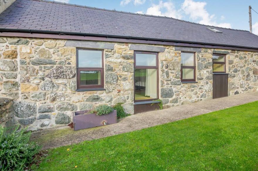 BWYTHYN-Y-SAER, family friendly, country holiday cottage in Abersoch