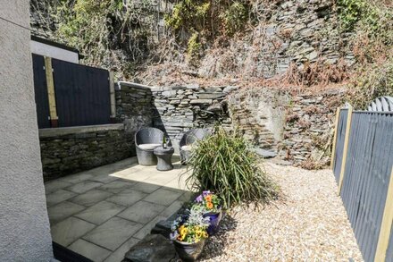 BWTHYN GER AFON (RIVERPLACE COTTAGE), pet friendly in Tanygrisiau