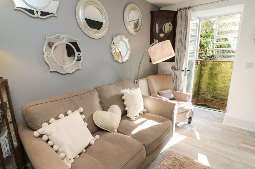BLACKSMITH COTTAGE, pet friendly, with a garden in Grassington