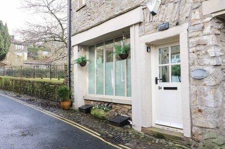 BLACKSMITH COTTAGE, pet friendly, with a garden in Grassington