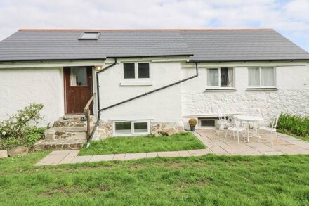 TREGITHEY BARN, family friendly, with open fire in Manaccan