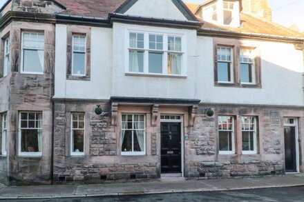 IONA 10 PALACE STREET EAST, family friendly in Berwick-Upon-Tweed