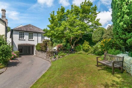 8 KENTS BANK HOUSE, pet friendly, with a garden in Allithwaite