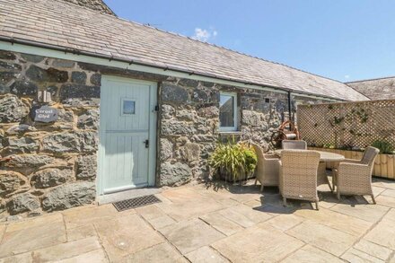 CORNEL GLYD, pet friendly, luxury holiday cottage in Talybont