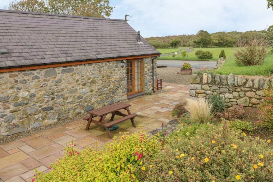 LILY COTTAGE, character holiday cottage, with a garden in Caeathro