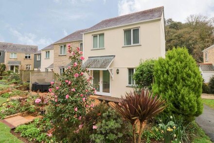 MORTON COTTAGE, family friendly, with a garden in Falmouth