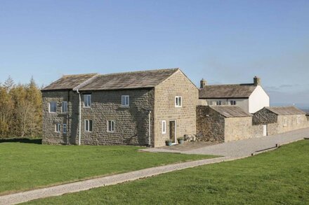 THE HAYLOFT, pet friendly, character holiday cottage in Masham