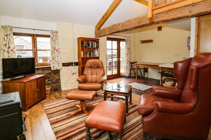 THE NUTSHELL, pet friendly, character holiday cottage in Monmouth