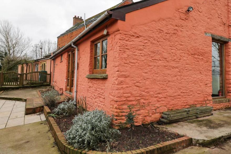 THE NUTSHELL, Pet Friendly, Character Holiday Cottage In Monmouth