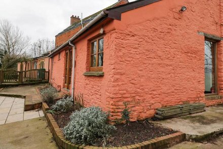 THE NUTSHELL, pet friendly, character holiday cottage in Monmouth