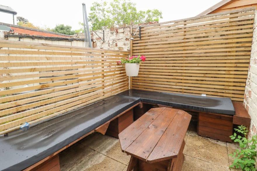 HOBBITS HOLE, pet friendly, character holiday cottage in South Cave