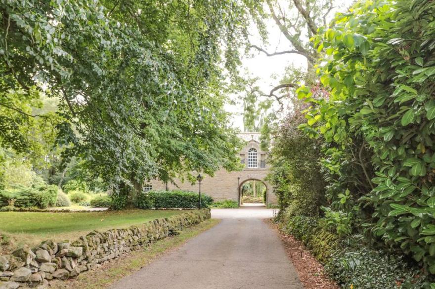 THE COACH HOUSE, character holiday cottage in Chirnside