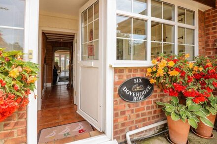 HOLLY COTTAGE, pet friendly, with open fire in Swaffham