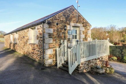 PHOENIX COTTAGE, pet friendly, with hot tub in Truro