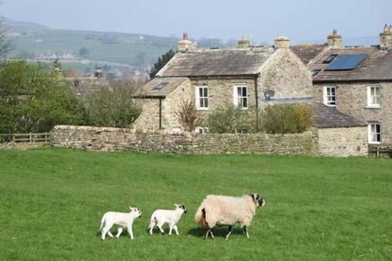 CROSS BECK COTTAGE, family friendly, luxury holiday cottage in Reeth