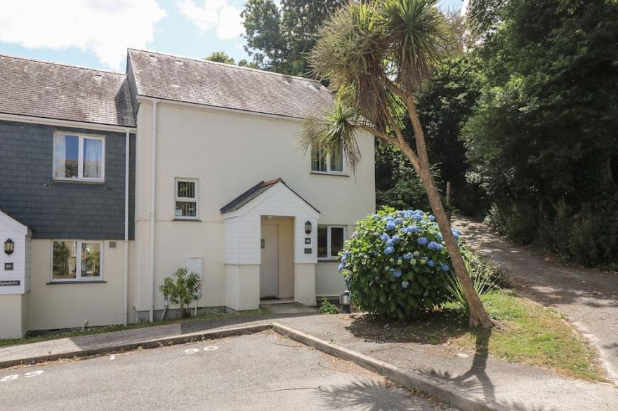 BRAMBLE COTTAGE, family friendly in Falmouth
