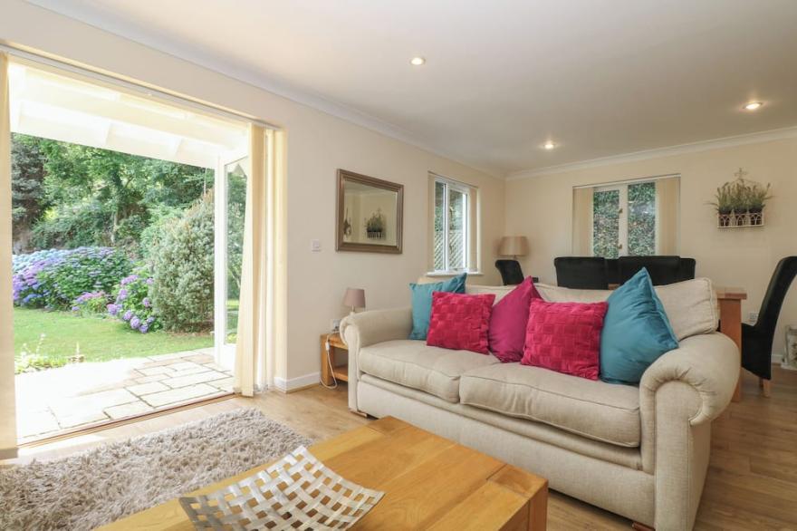BRAMBLE COTTAGE, family friendly in Falmouth