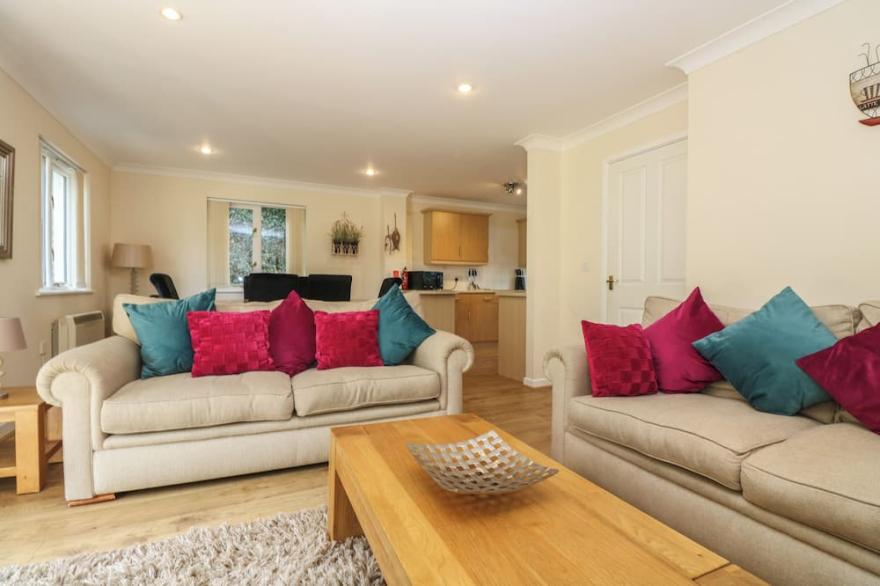 BRAMBLE COTTAGE, family friendly in Falmouth