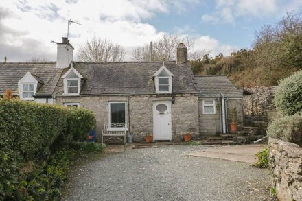 BRON HEULOG COTTAGE, pet friendly, with open fire in Llangoed