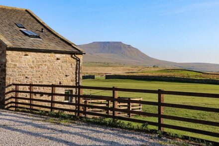 THREE PEAKS BARN, family friendly, with hot tub in Chapel-Le-Dale