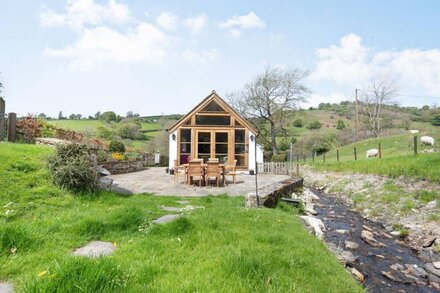 PEN Y BONT, pet friendly, character holiday cottage in Glyn Ceiriog