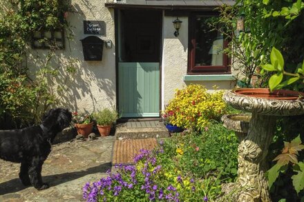 GROOM COTTAGE, pet friendly, character holiday cottage in Bude