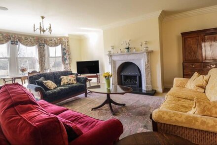 NEWTHWAITE HOUSE, family friendly, with hot tub in Canonbie