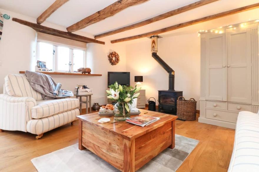 POLLY'S BOWER, pet friendly, luxury holiday cottage in Landrake