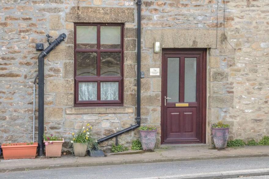 WATERSHED COTTAGE, pet friendly, with a garden in Settle